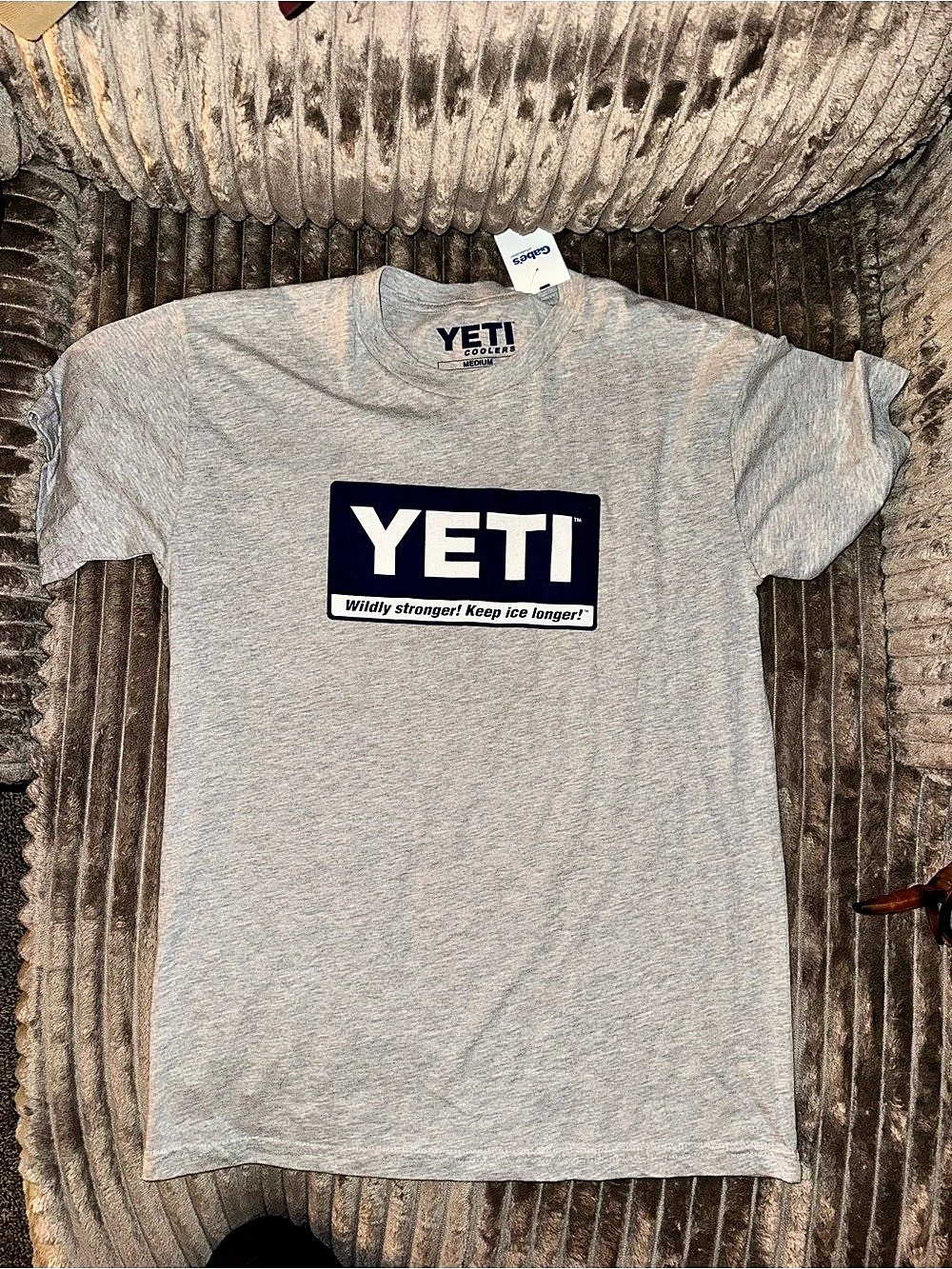 YETI Wildly Stronger Short Sleeve T-Shirt Logo Short Sleeve Tee in Gray